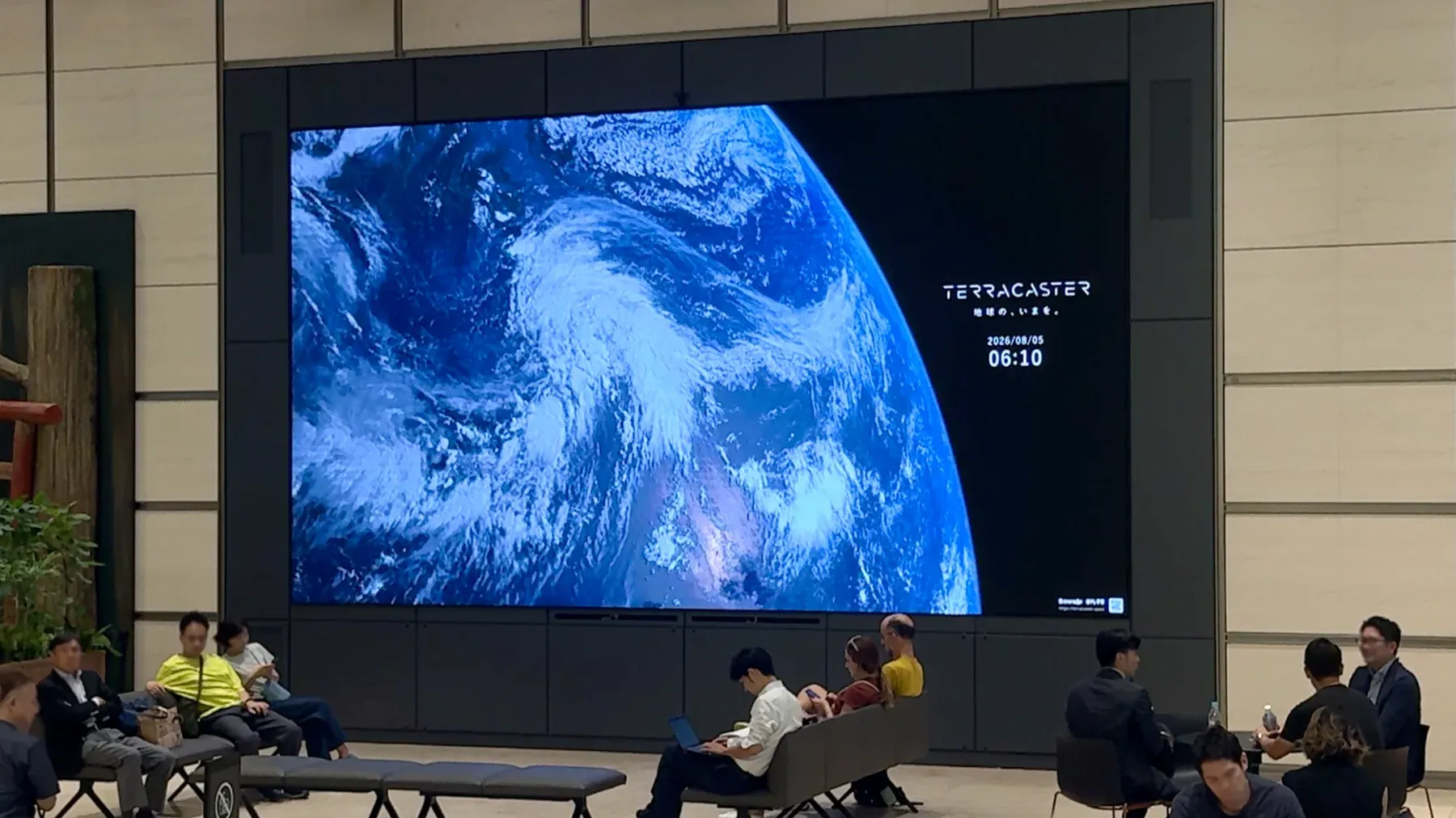 日本テレビロビーの大型スクリーンに地球映像を投影