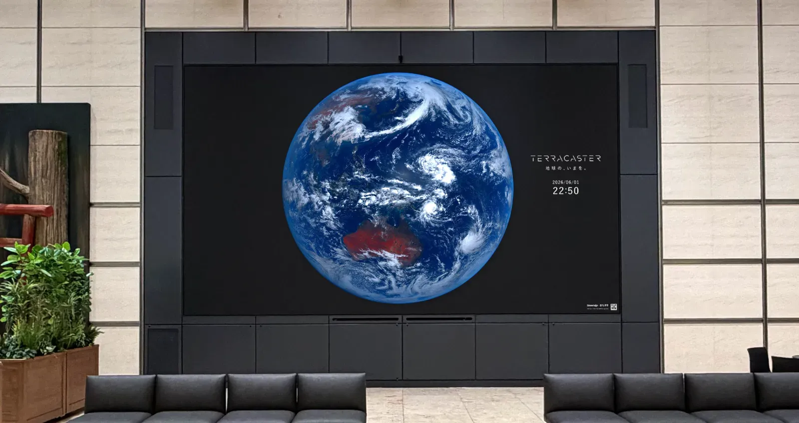 日本テレビロビーの大型スクリーンに地球映像を投影